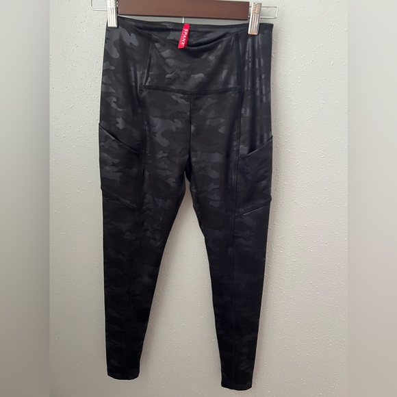 Spanx Women's Faux Leather Camo-Print High-Waisted Leggings Black NWOT - Picture 2 of 8